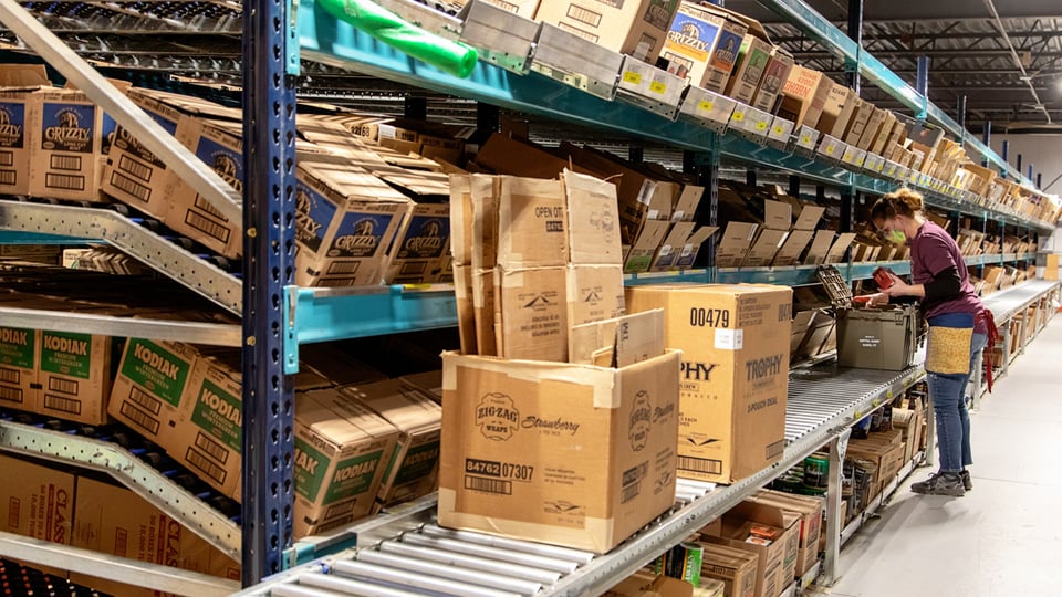 3pl-logistics-carton-flow-with-gravity-conveyor