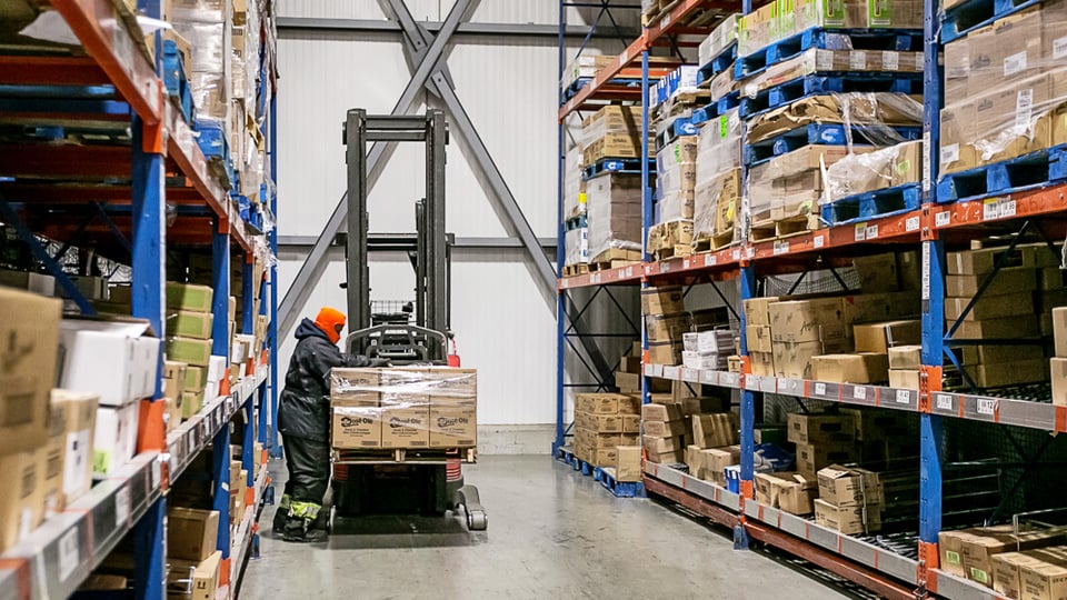 case picking with carton flow in a warehouse