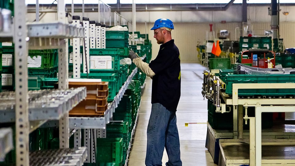 flow racks for manufacturing lineside storage