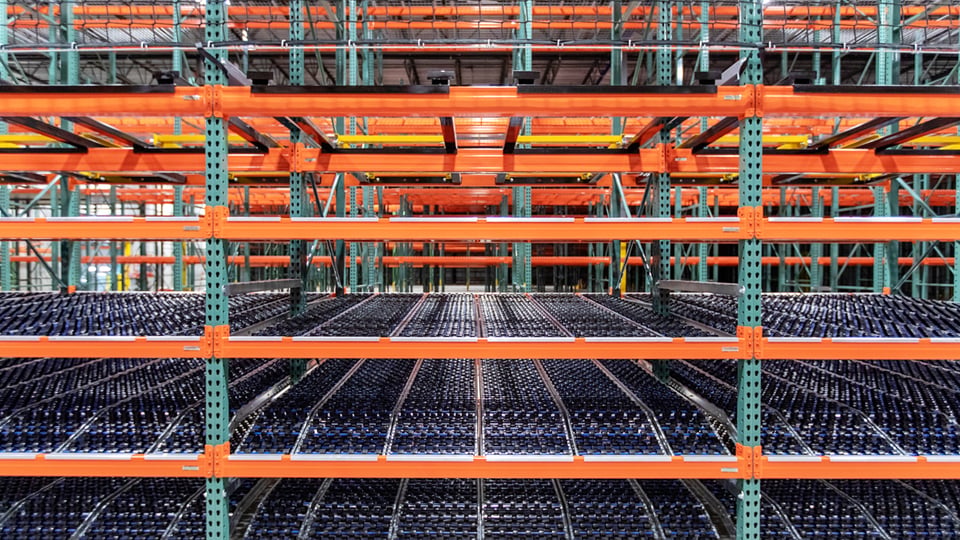 carton flow wheel beds for flexible warehouse storage