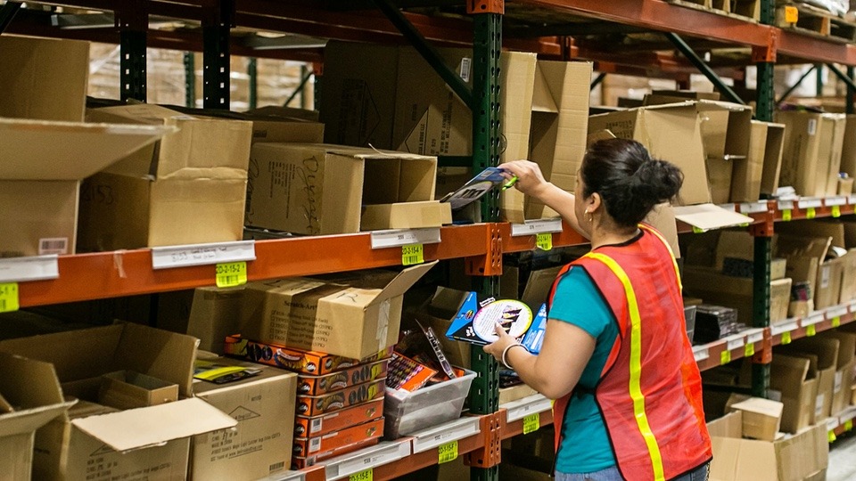 material handling in warehouses